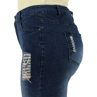 Dunkelblaue Damenjeans mit Rissen, figurbetont, modisch, Baumwolle, seitliche Ansicht.