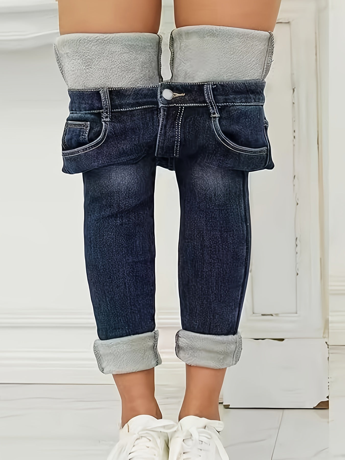 Damenjeans mit umgeschlagenem Saum, dunkelblau, lässig, modisch, Streetwear, Baumwolle.
