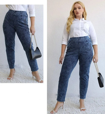Frau in blauer Jeans und weißer Bluse mit schwarzer Handtasche, Mode für große Größen.