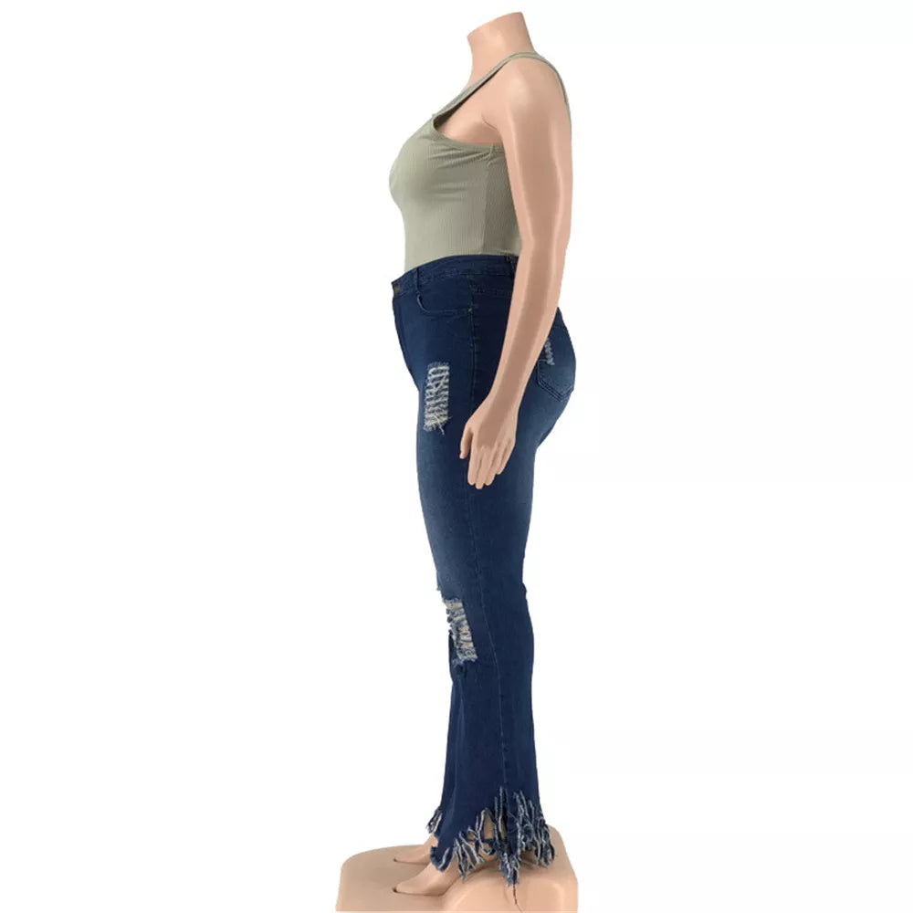 Damen-Jeans mit Fransen, blau, zerrissen, figurbetont, modisch, Streetwear, seitliche Ansicht.