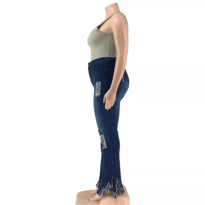 Damen-Jeans mit Fransen, blau, zerrissen, figurbetont, modisch, Streetwear, seitliche Ansicht.
