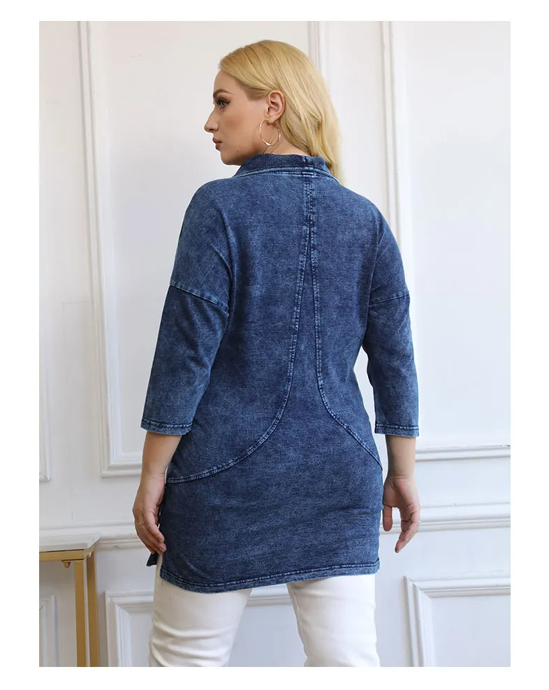 Frau in blauem Jeans-Tunika-Kleid mit Dreiviertelärmeln, Rückansicht, modisch, lässig.