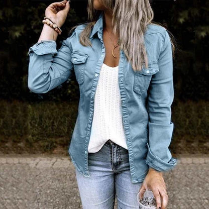 Frau in blauer Jeansjacke und weißem Top, lässiger Stil, Outdoor-Hintergrund.