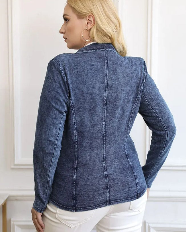 Frau in blauer Jeansjacke, Rückansicht, blonde Haare, weiße Hose, elegante Mode.
