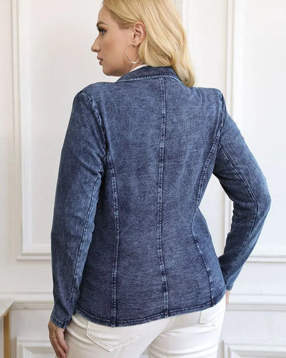Frau in blauer Jeansjacke, Rückansicht, blonde Haare, weiße Hose, elegante Mode.