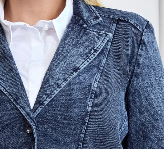 Damen-Jeansjacke in Blau, klassischer Schnitt, Knopfverschluss, Freizeitmode, Baumwolle.