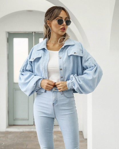 Frau in hellblauer Jeansjacke und Hose, Sonnenbrille, modisch, lässiger Stil.