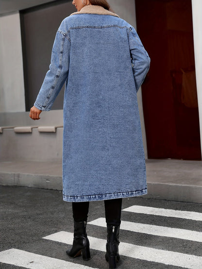 Frau in langem, blauem Jeansmantel auf Straße, schwarze Stiefel, modisch, urbaner Stil.