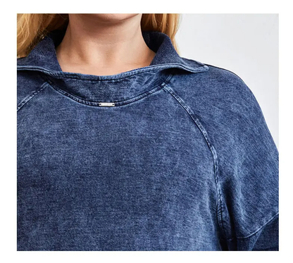 Damenpullover aus blauem Denim, lässiger Stil, Raglanärmel, modische Freizeitkleidung.