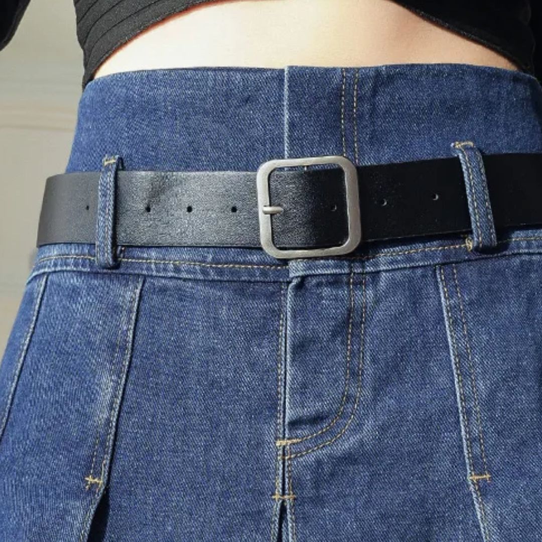 Dunkelblauer Jeansrock mit schwarzem Ledergürtel und silberner Schnalle.