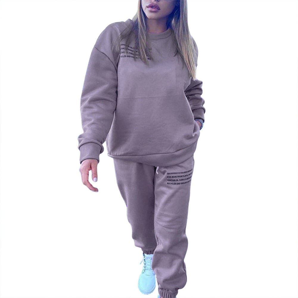 Frau in braunem Jogginganzug, lässige Sportbekleidung, gemütlicher Freizeitlook.