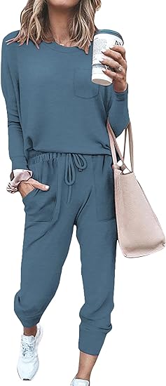 Frau in blauem Jogginganzug mit Kaffeebecher und beiger Tasche, Freizeitmode Damen.