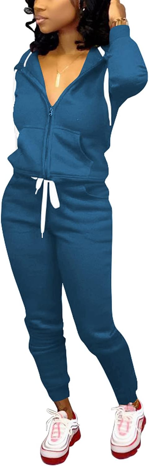 Frau in blauem Jogginganzug mit Kapuze und weißen Sneakers, Freizeitmode Damen.