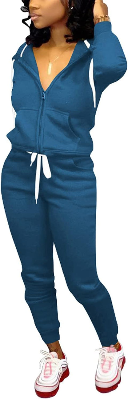 Frau in blauem Jogginganzug mit Kapuze und weißen Sneakers, Freizeitmode Damen.