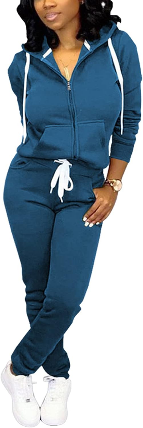 Frau in blauem Jogginganzug mit Kapuze und weißen Sneakers, Freizeitmode, bequemes Outfit.