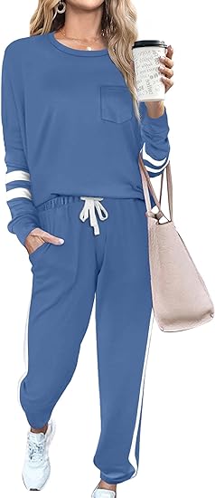 Frau in blauem Jogginganzug mit Kaffeebecher und Tasche, Freizeitmode, bequemes Outfit.