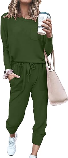 Frau in grünem Jogginganzug mit Kaffeebecher und Tasche, Freizeitmode, bequemes Outfit.