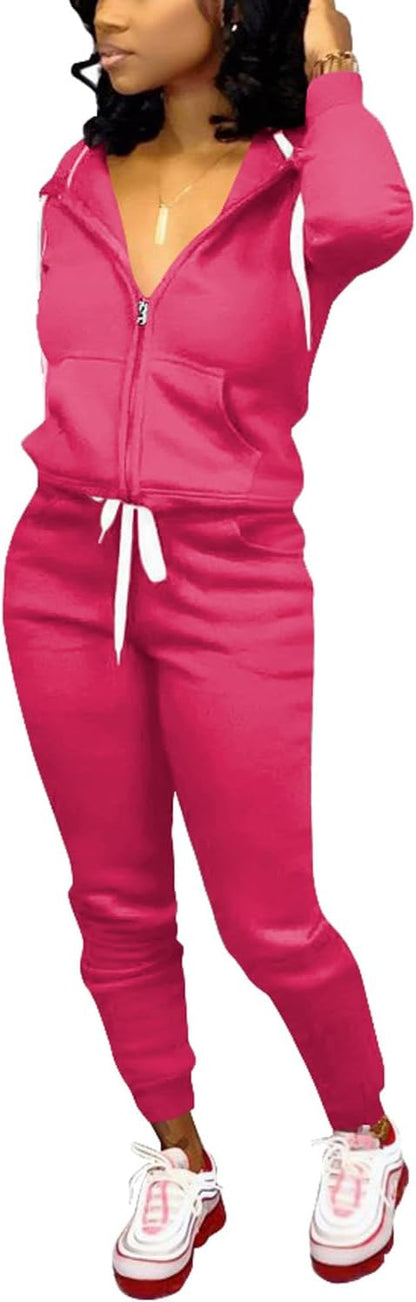 Frau in pinkem Jogginganzug mit Kapuze und weißen Sneakers, Freizeitmode Damen.
