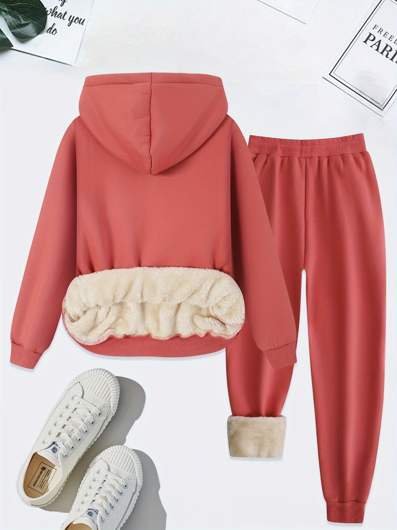 Rosa Damen-Sportanzug mit Kapuze und Kunstfell, Jogginghose, weiße Sneakers, Freizeitmode.