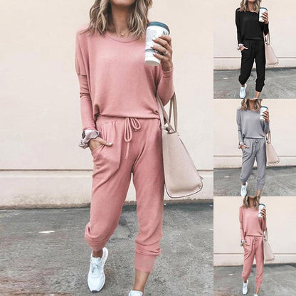 Frau in rosa Freizeitanzug mit Kaffeebecher, Collage mit verschiedenen Farben, modisch, bequem.