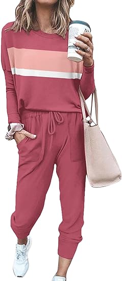 Frau in rosa Jogginganzug mit Kaffeebecher und Tasche, Freizeitmode, bequemes Outfit.