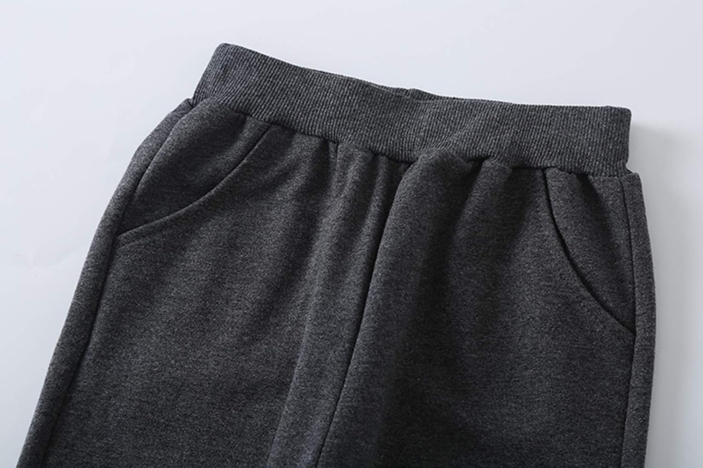 Dunkelgraue Jogginghose aus Baumwolle mit elastischem Bund und Seitentaschen.