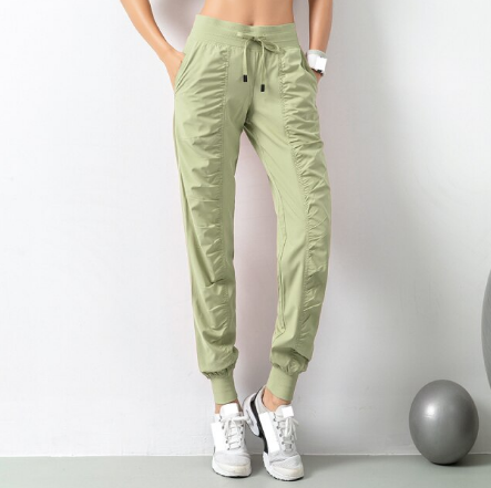 Damen Jogginghose, grün, elastisch, mit Kordelzug, Sportbekleidung, bequem, modisch.