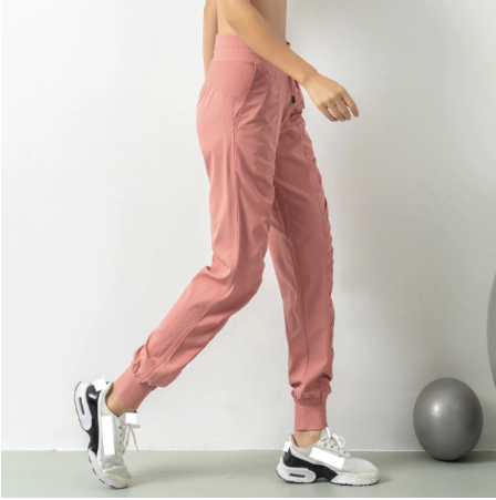 Frau in rosa Jogginghose, Sportbekleidung, bequem, modern, Fitness, Laufen, Freizeitmode.