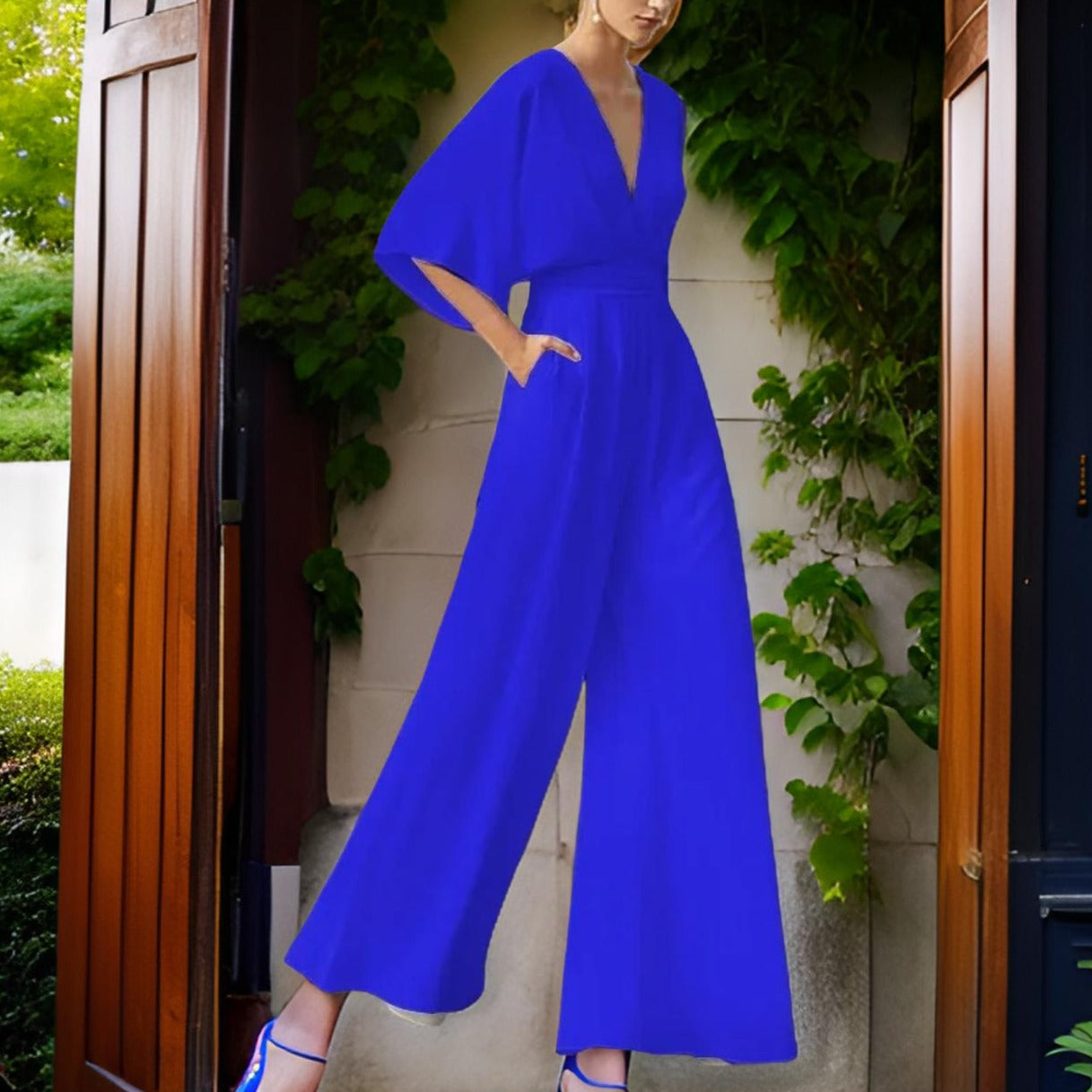 Frau in blauem Jumpsuit mit V-Ausschnitt, elegantes Design, Sommermode für Damen.