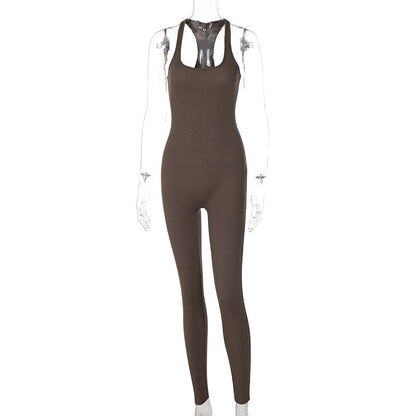 Brauner Damen-Jumpsuit, ärmellos, enganliegend, sportlich, aus elastischem Material.