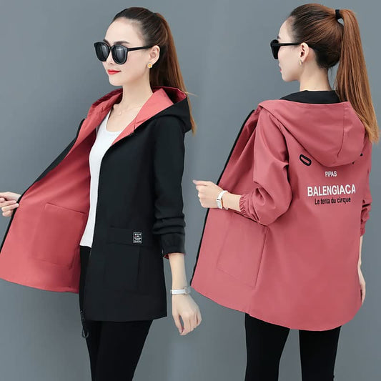 Zwei Damenmode-Kapuzenjacken, schwarz und rosa, mit Aufdruck, lässiger Stil.