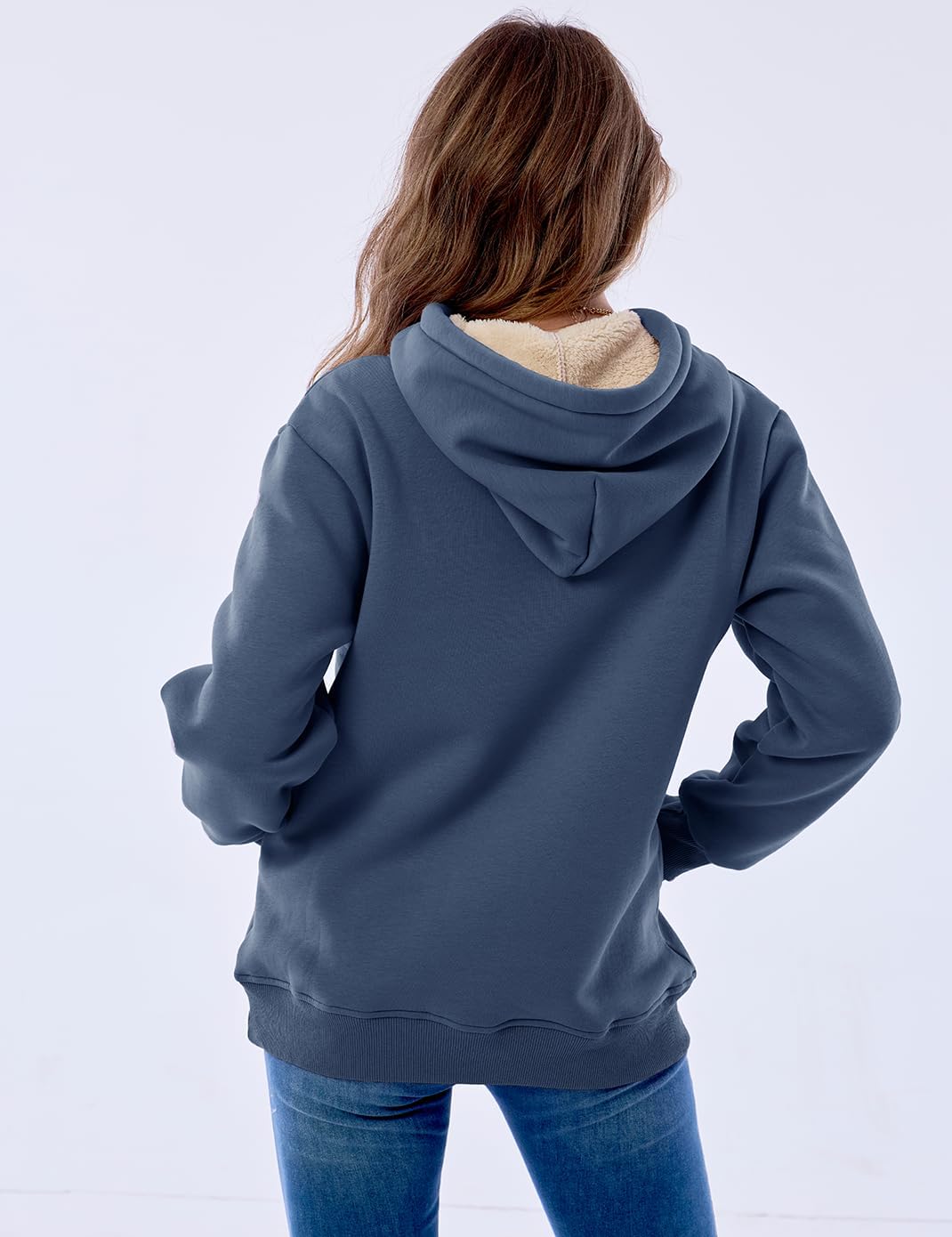 Frau in blauer Kapuzenjacke aus Fleece, Rückansicht, lässige Mode, Herbstbekleidung.