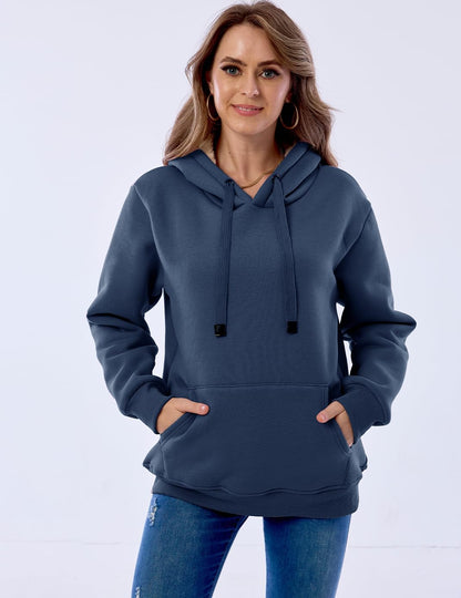 Frau in blauem Kapuzenpullover, lässige Mode, Damenbekleidung, Herbst-Outfit, Jeans.