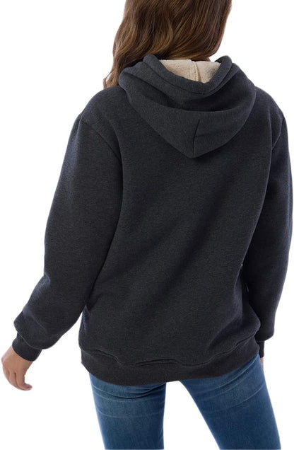 Frau in dunkelgrauem Kapuzenpullover aus Fleece, Rückansicht, lässige Mode, Herbstbekleidung.