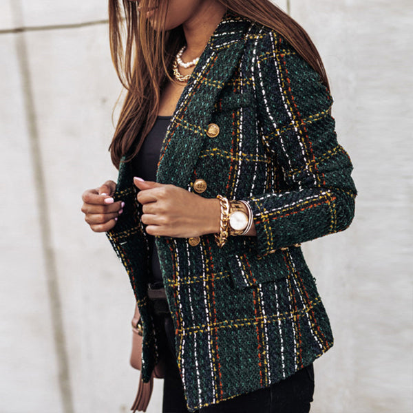 Frau in kariertem Blazer, grün, mit goldenen Knöpfen, modisch, elegant, Herbstmode.