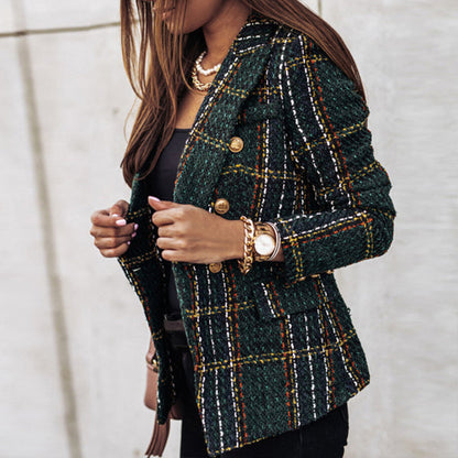 Frau in kariertem Blazer, grün, mit goldenen Knöpfen, modisch, elegant, Herbstmode.