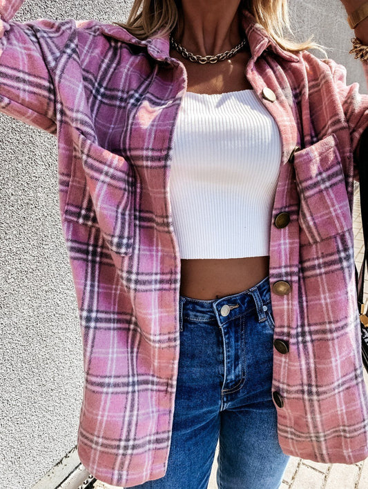 Frau in rosa kariertem Hemd, weiße Top, blaue Jeans, modisch, lässig, Herbstmode.