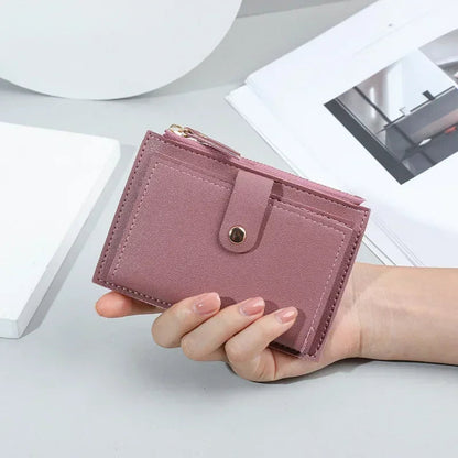 Rosa Damen-Geldbörse aus Leder, kompakt, mit Druckknopf, stilvoll und praktisch.