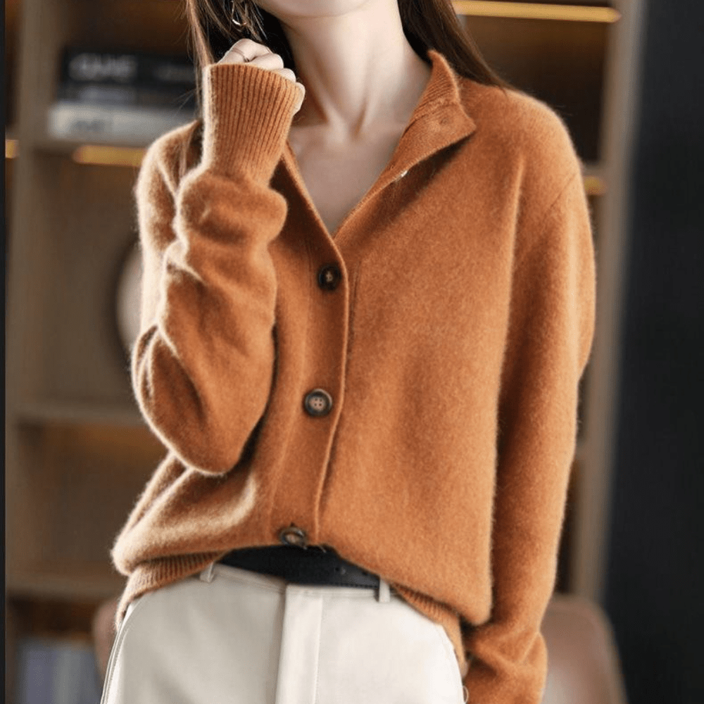Damen Strickjacke braun, Knöpfe, weiches Material, Herbstmode, eleganter Freizeitlook