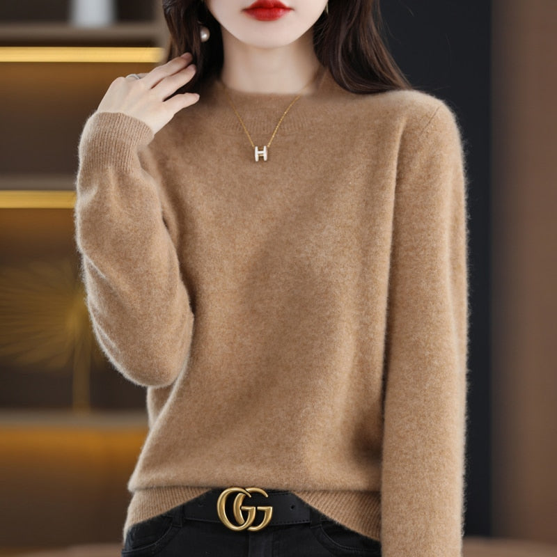 Frau in beigem Kaschmirpullover, goldene Halskette, schwarzer Gürtel mit GG-Logo.