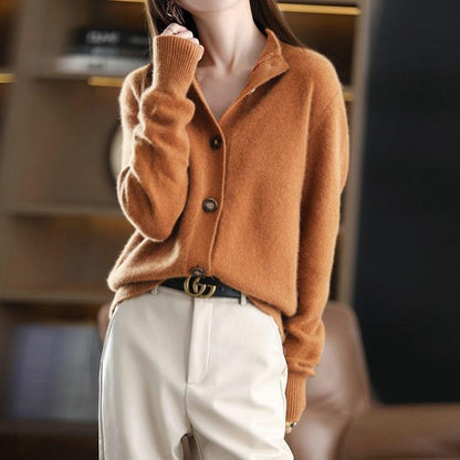 Damen Strickjacke braun, Knöpfe, weiches Material, modisch, Herbstmode, eleganter Stil.