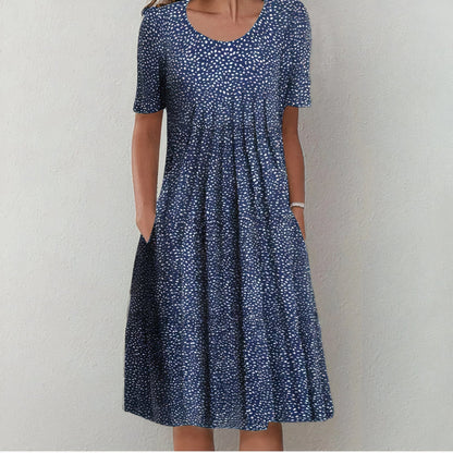 Damenkleid blau mit weißen Punkten, knielang, kurzärmelig, Sommermode, Freizeitkleidung.