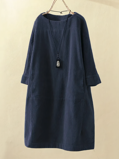 Dunkelblaues Cordkleid mit langen Ärmeln, lässiger Stil, Damenmode, Herbstkleidung.