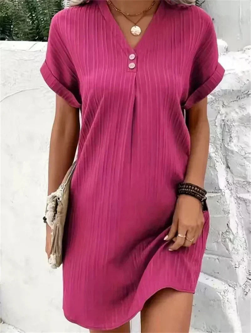 Fuchsiafarbenes Sommerkleid mit Knopfleiste, V-Ausschnitt, kurzärmelig, Damenmode.
