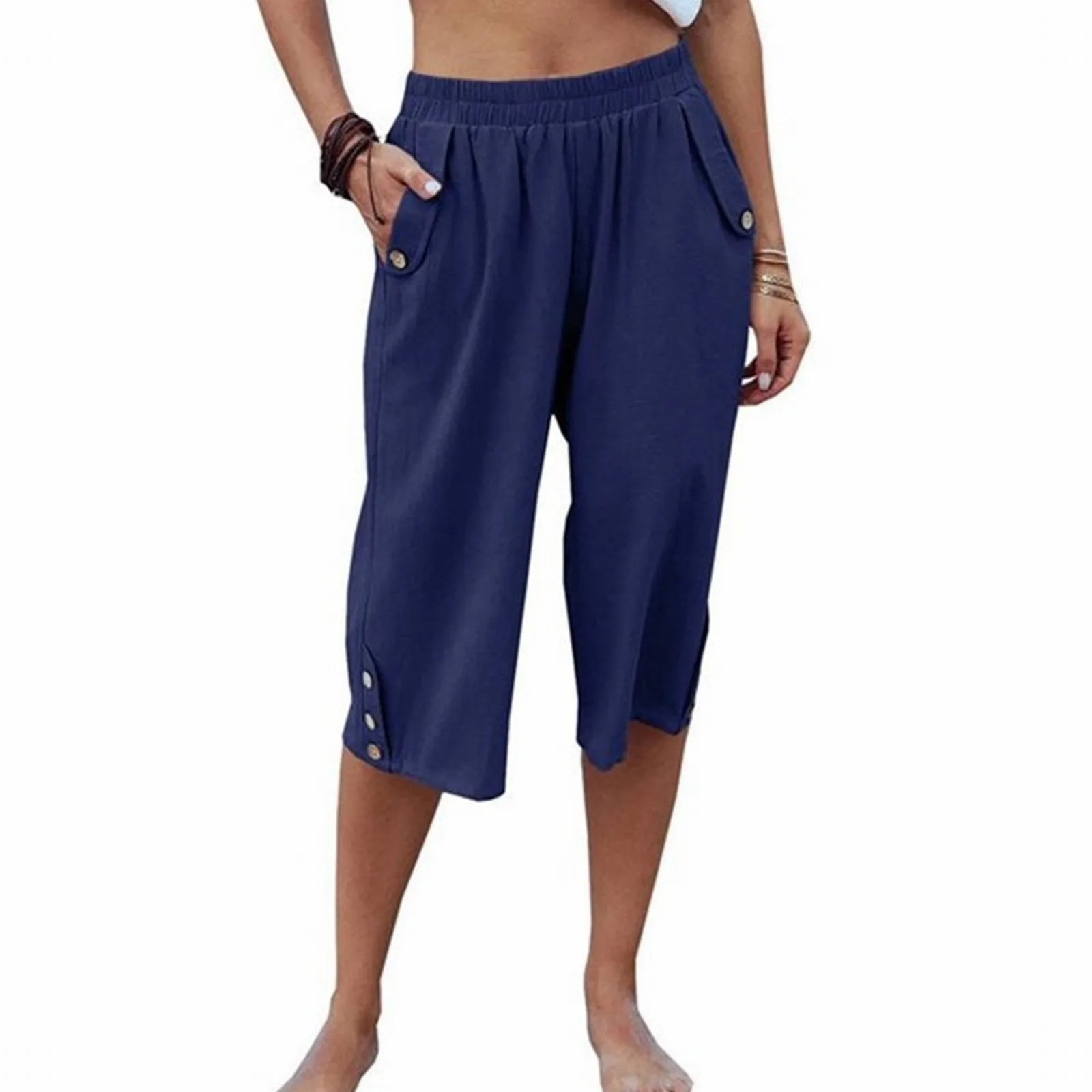 Frau in blauer Caprihose, elastischer Bund, Knopftaschen, lässige Sommermode.
