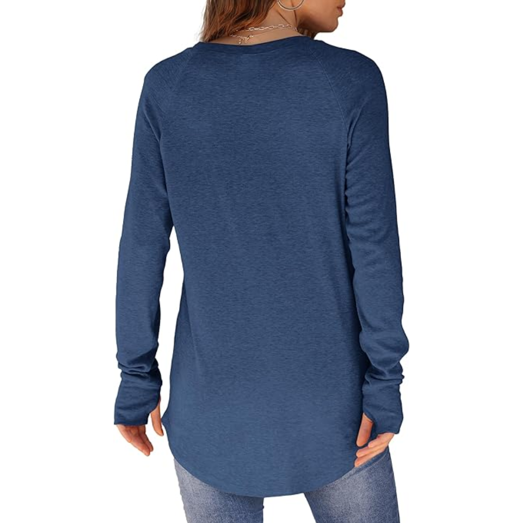 Frau in blauem Langarmshirt aus Baumwolle, Rückansicht, lässige Damenmode, Herbstkleidung.