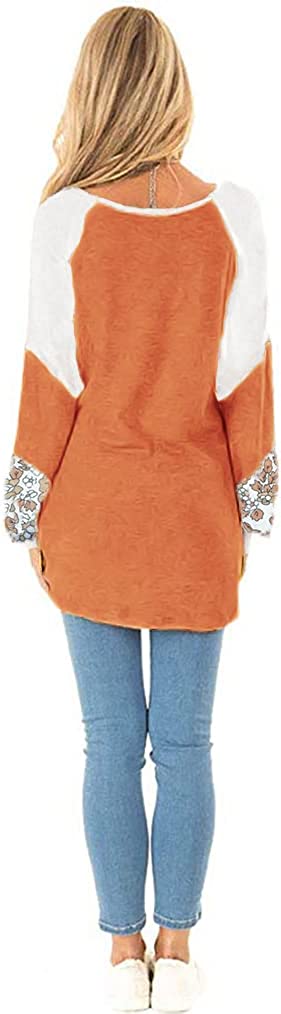 Frau in orange-weißem Langarmshirt mit Blumenmuster und blauer Jeans von hinten.