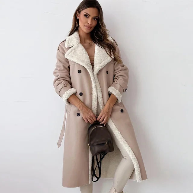 Frau in langer, beiger Lederjacke mit Lammwolle, Gürtel, Taschen, Herbstmode 2023.