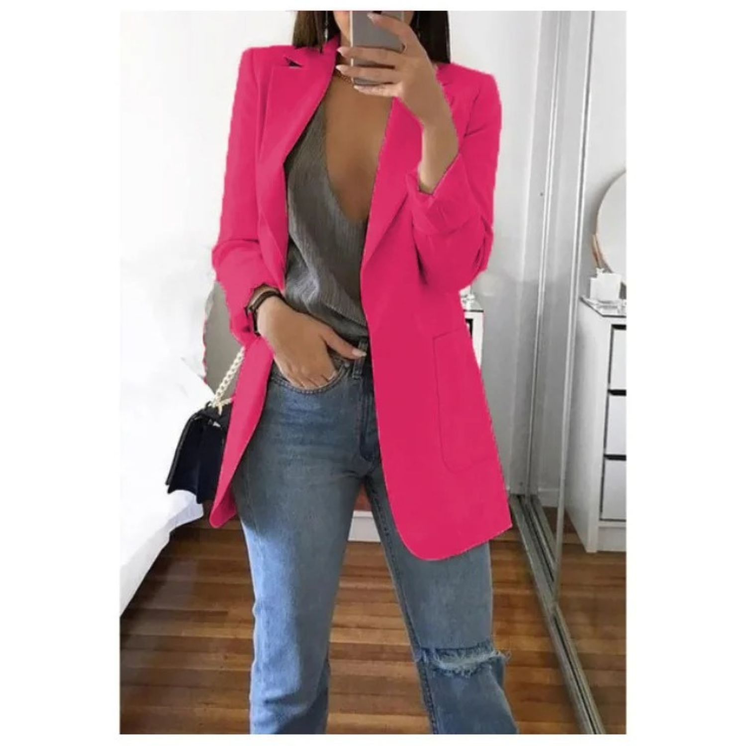 Frau in pinkem Blazer, grauem Top und blauen Jeans, modisch, modern, Damenmode.