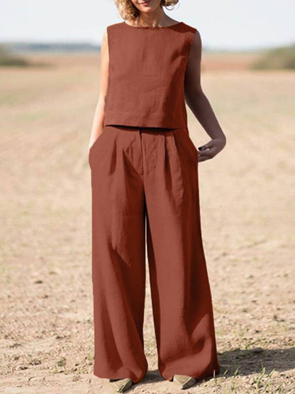 Frau in braunem Leinen-Zweiteiler, ärmelloses Oberteil, weite Hose, Sommermode.